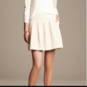 Banana Republic pleated Cotton Skirt ! Can wear with anything